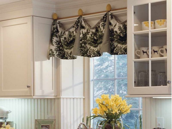 pequeñas cortinas con accesorios para cocina
